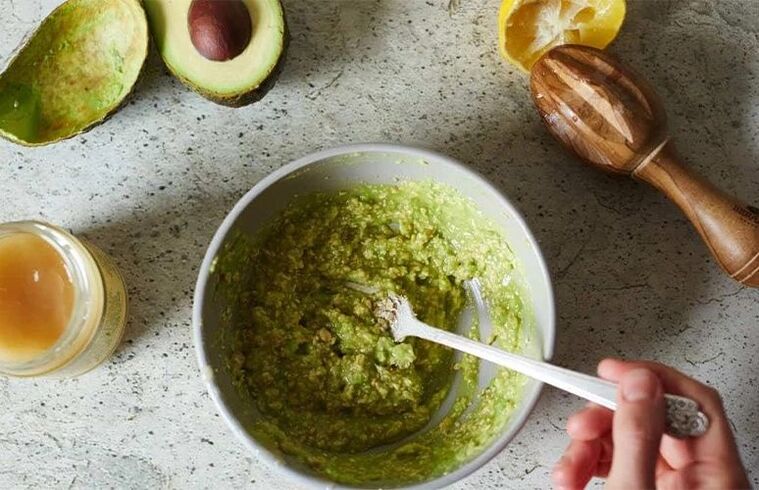 maschera all'avocado per il ringiovanimento